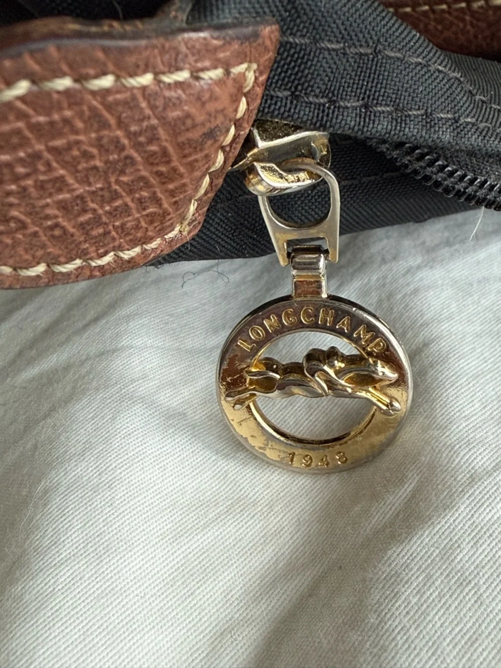 Classic Longchamp Le Pliage Black Tote in Medium - Picture 9 of 10